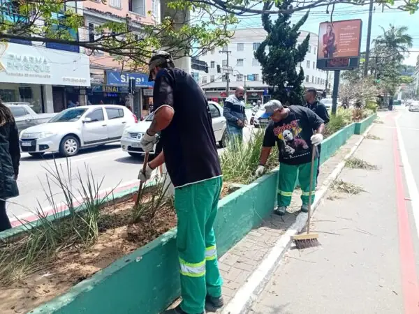 Leia mais sobre o artigo Ruas e canteiros recebem manutenção da Prefeitura de Teresópolis