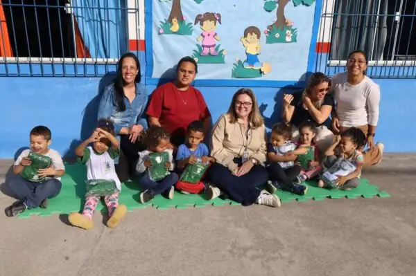 Leia mais sobre o artigo Alunos da Rede Municipal de Ensino recebem novos kits de uniformes