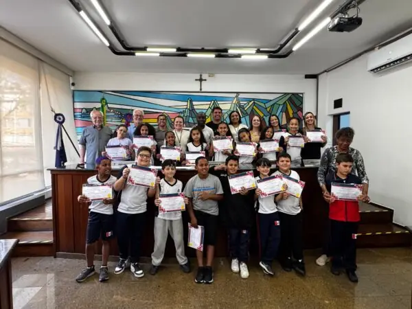 Leia mais sobre o artigo Alunos da Rede Municipal de Ensino participam do projeto ‘Visita Guiada Câmara-Escola’
