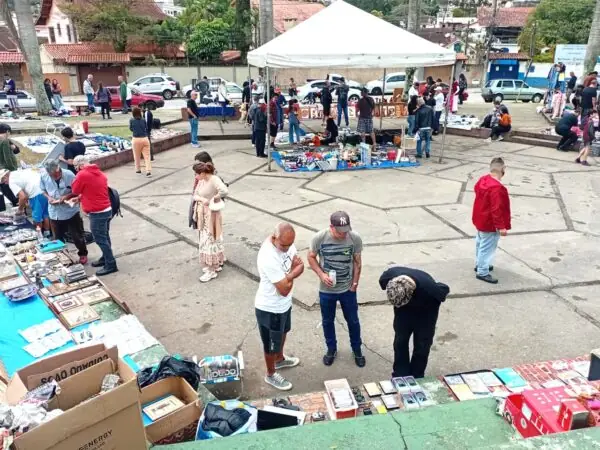 Leia mais sobre o artigo Feira do Rolo conquista público e expositores, com movimento cada vez maior na praça da Casa de Cultura de Teresópolis