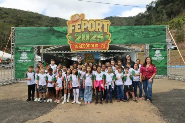 Leia mais sobre o artigo FEPORT 2025: visita de alunos da rede municipal e pocket shows na feira agro marcam o segundo dia de evento