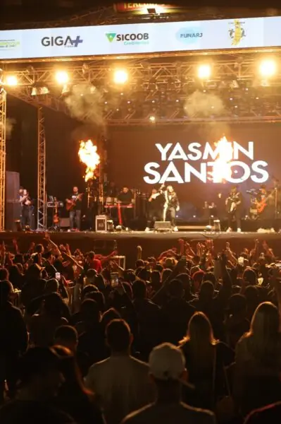 Leia mais sobre o artigo Sofrência boa demais! Yasmin Santos levanta a galera na FEPORT 2025