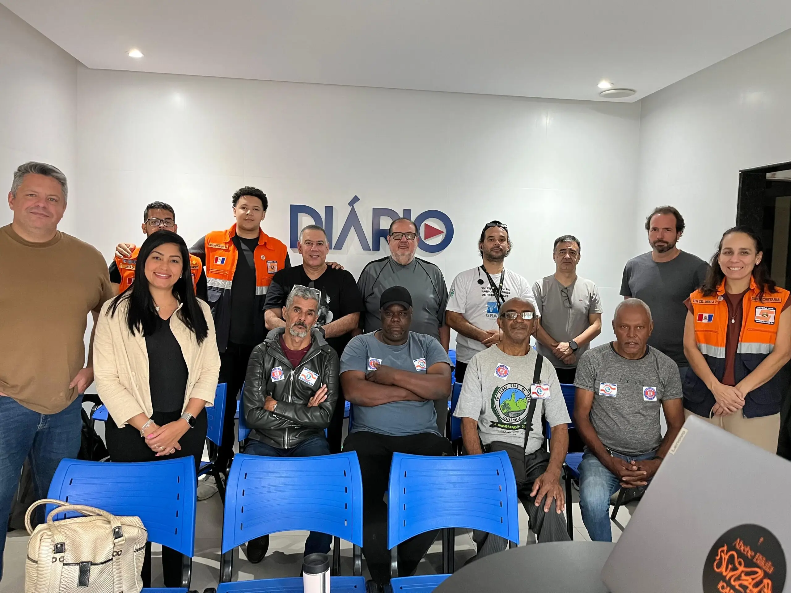 Leia mais sobre o artigo Defesa Civil de Teresópolis realiza reunião com radioamadores voluntários para reforçar rede de comunicação em situações de emergência