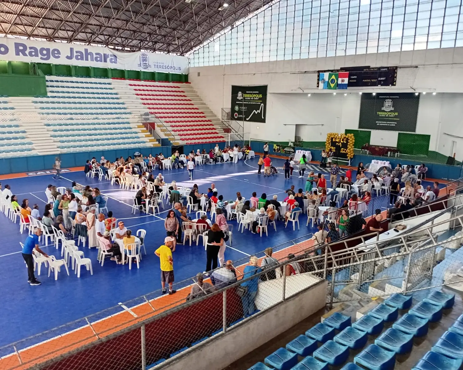Leia mais sobre o artigo Teresópolis celebra o Dia Internacional do Idoso com música e alegria no Baile da Realeza