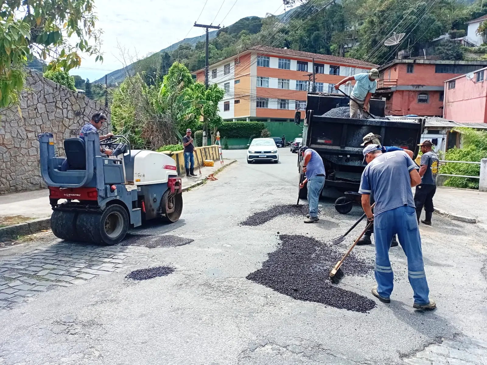 Leia mais sobre o artigo Prefeitura de Teresópolis faz operação tapa-buracos e manutenção de ruas e praças