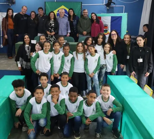 Leia mais sobre o artigo Alunos do Ciep Prof. Amaury Amaral dos Santos recebem vereadores e o projeto ‘Câmara Criança’