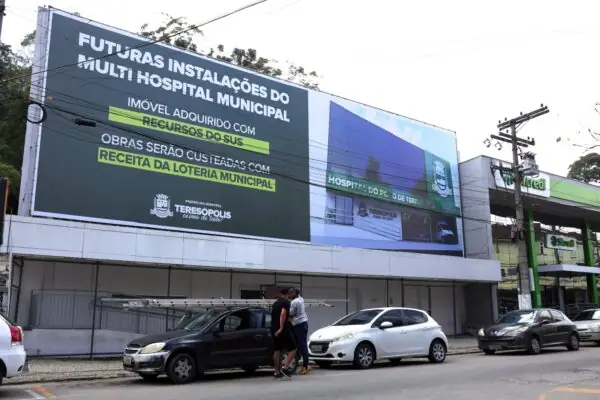 Leia mais sobre o artigo Prefeito Leonardo Vasconcellos visita prédio do futuro Hospital do Povo de Teresópolis 