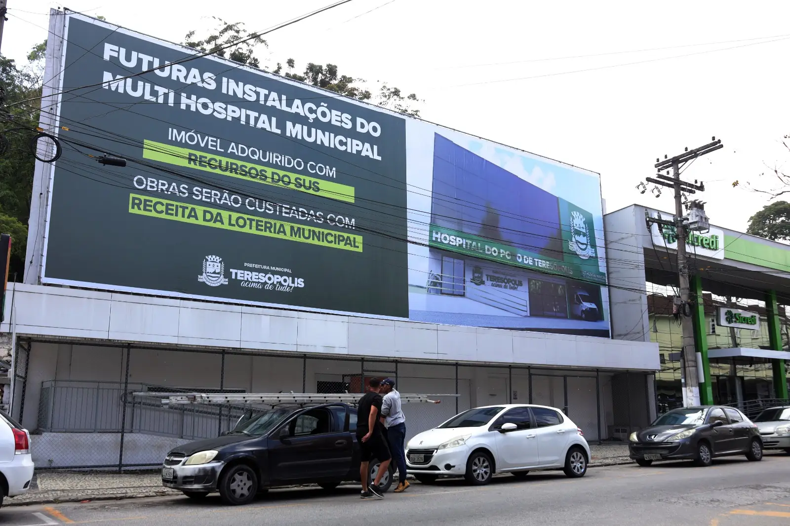 Leia mais sobre o artigo Prefeito Leonardo Vasconcellos visita prédio do futuro Hospital do Povo de Teresópolis 