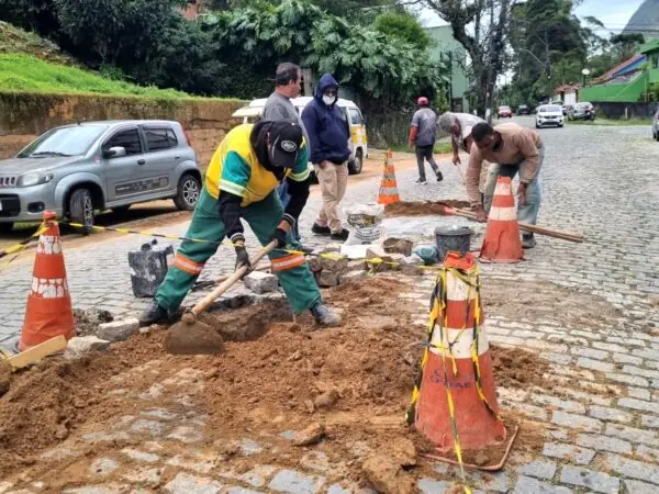 Leia mais sobre o artigo Prefeitura de Teresópolis percorre a cidade com manutenção de vias e canteiros públicos
