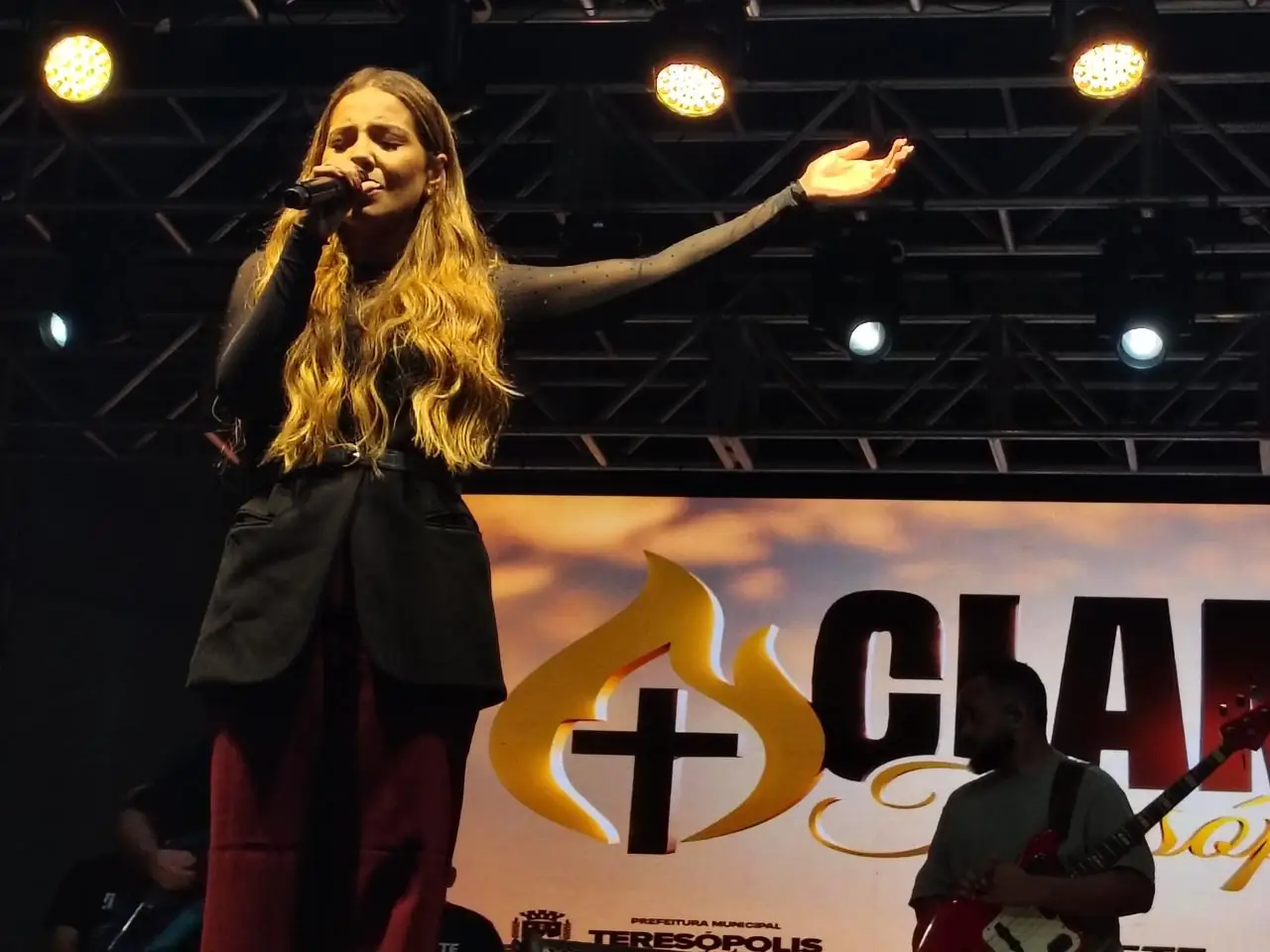Leia mais sobre o artigo Clama Teresópolis reúne milhares de pessoas em noite de fé, música e emoção no Pedrão