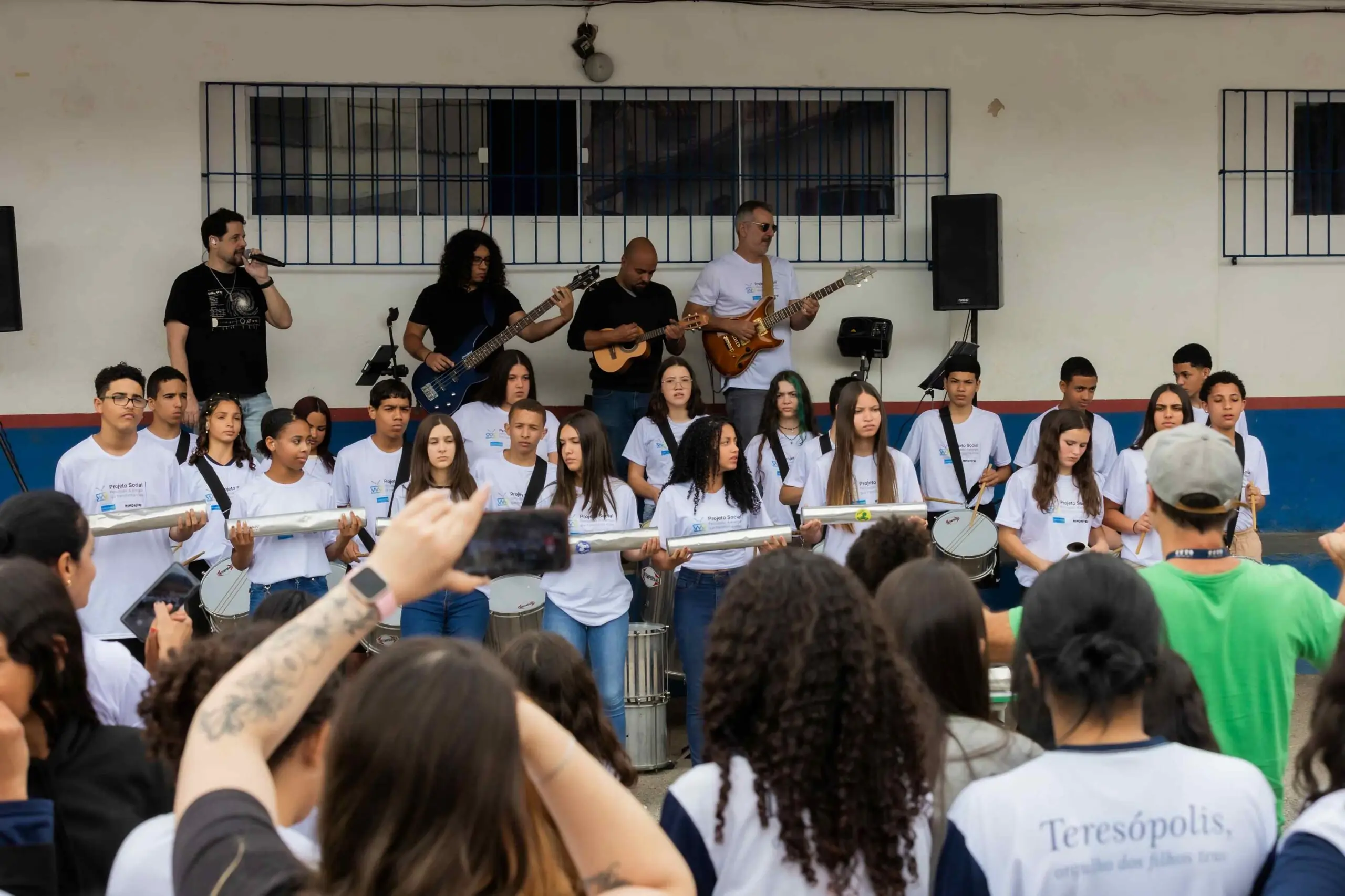 Leia mais sobre o artigo Projeto social de percussão do Monobloco promovido na Escola Municipal Manoel Medeiros tem festa de encerramento anual