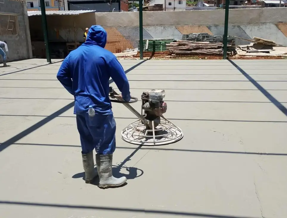 Leia mais sobre o artigo Prefeitura conclui concretagem e polimento do novo piso do Ginásio Poliesportivo da Escola Municipal Profª Acliméa, em São Pedro