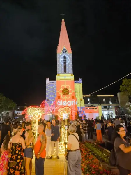 Leia mais sobre o artigo Natal Iluminado: passeio gratuito de trenzinho e mapping foram os destaques da noite desta sexta, 12