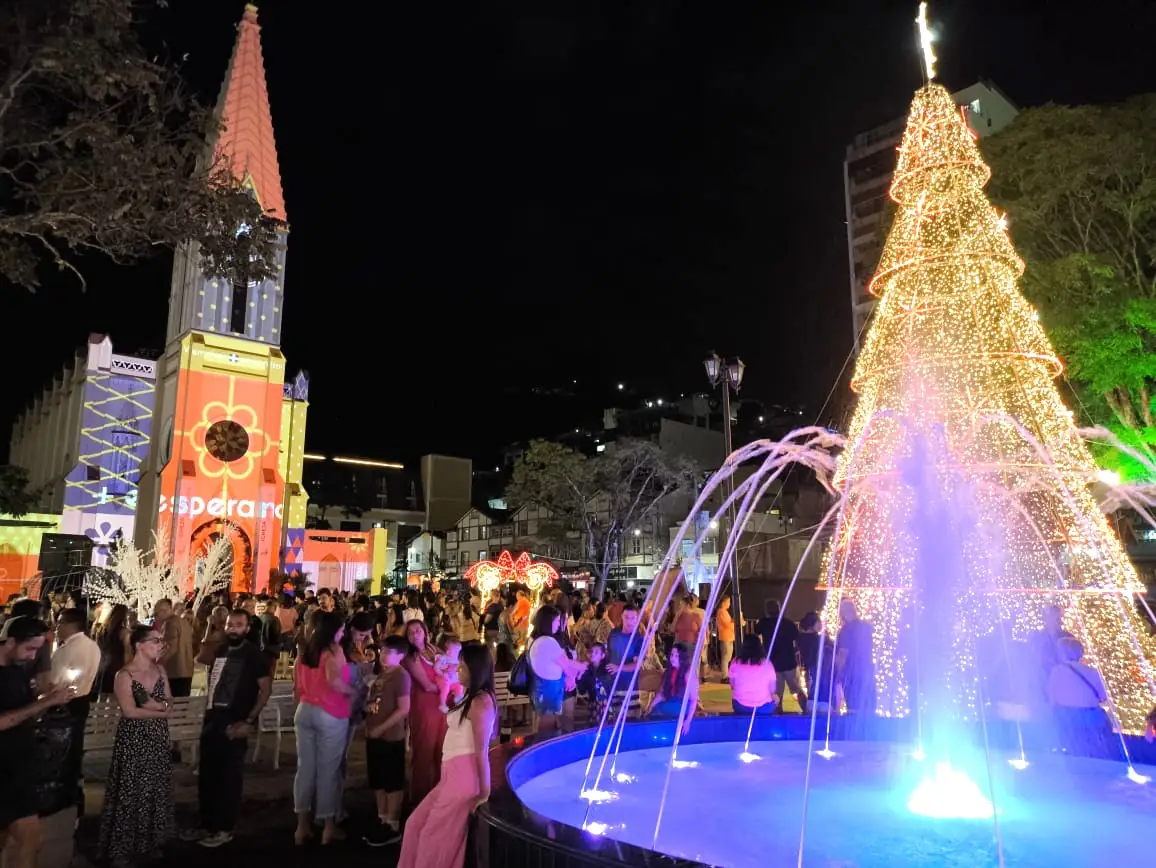 Leia mais sobre o artigo Teresópolis se transforma com espetáculo de luzes de Natal