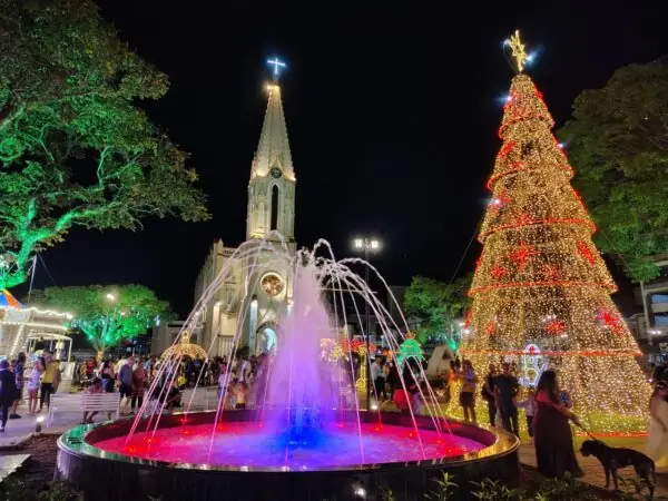 Leia mais sobre o artigo Natal Iluminado 2025 – Vila do Papai Noel, trenzinho, shows, teatro, comidas típicas, artesanato e muitas luzes atraem visitantes para Teresópolis