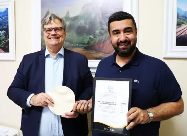 Leia mais sobre o artigo Prefeito Leonardo Vasconcellos é eleito Melhor Prefeito de 2025 e recebe prêmio da Associação das Nações Unidas como Personalidade Pública do Ano