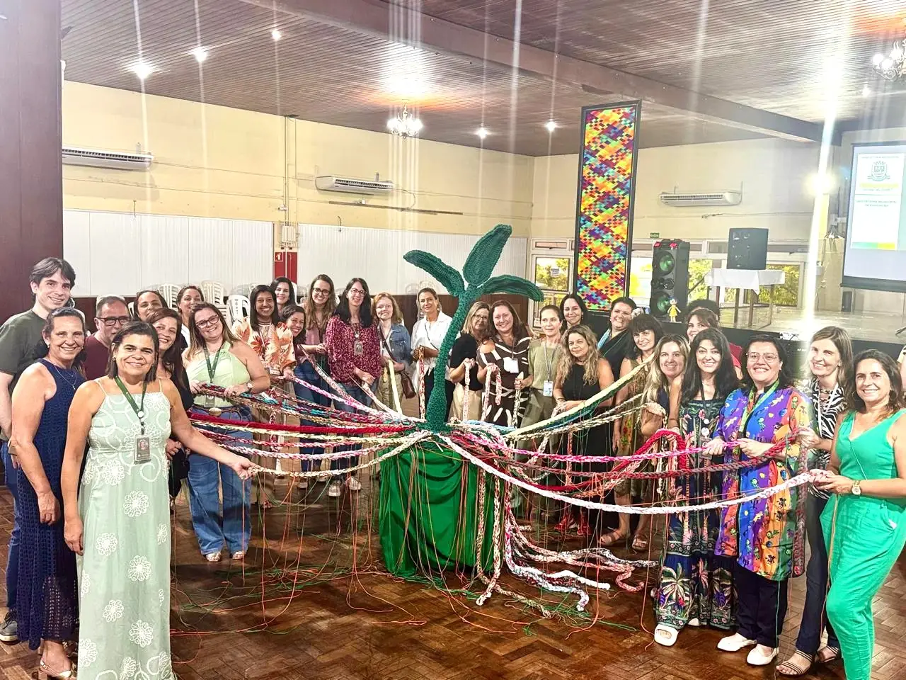 Leia mais sobre o artigo Educação reúne equipes gestoras para apresentar temática pedagógica de 2026: ‘Fios que entrelaçam: tecendo histórias de toda gente’