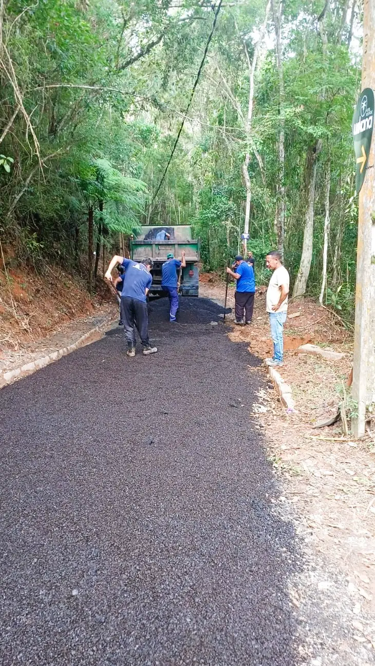 Leia mais sobre o artigo Prefeitura de Teresópolis asfalta rua no Parque do Imbuí