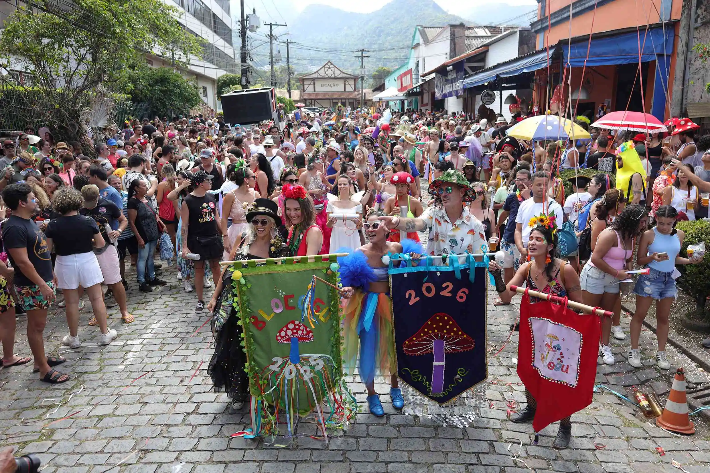 Leia mais sobre o artigo O Carnaval da Gente 2026”: Foliões se divertem com música, samba no pé, confete e serpentina em Teresópolis