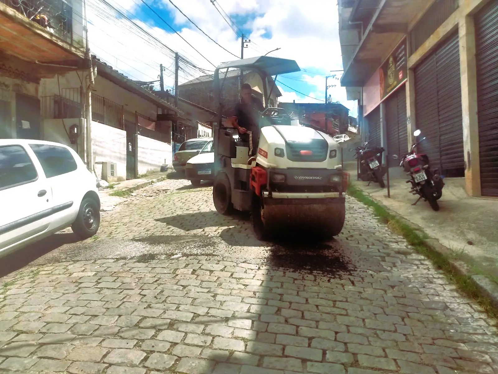 Leia mais sobre o artigo Prefeitura de Teresópolis faz operação tapa-buracos e manutenção de vias pelos bairros