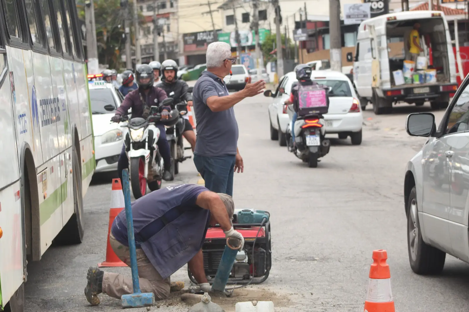 Leia mais sobre o artigo Trânsito seguro: Prefeitura de Teresópolis substitui balizadores danificados na Rua Tenente Luiz Meirelles
