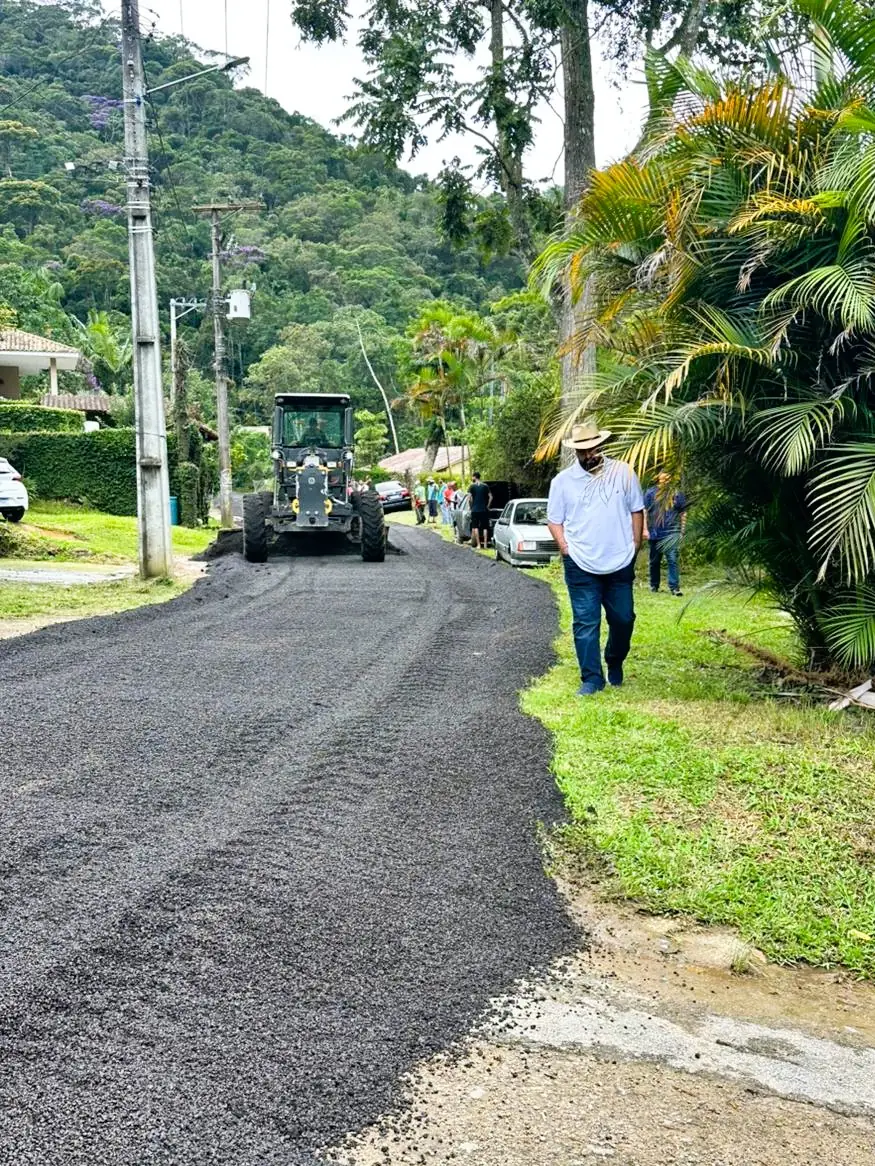 Leia mais sobre o artigo Prefeitura de Teresópolis avança com recapeamento asfáltico e operação tapa-buracos no interior