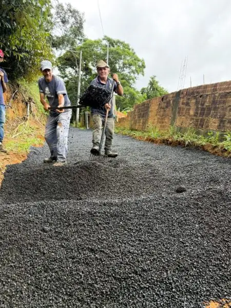 Leia mais sobre o artigo Prefeitura de Teresópolis asfalta rua no bairro Caleme 