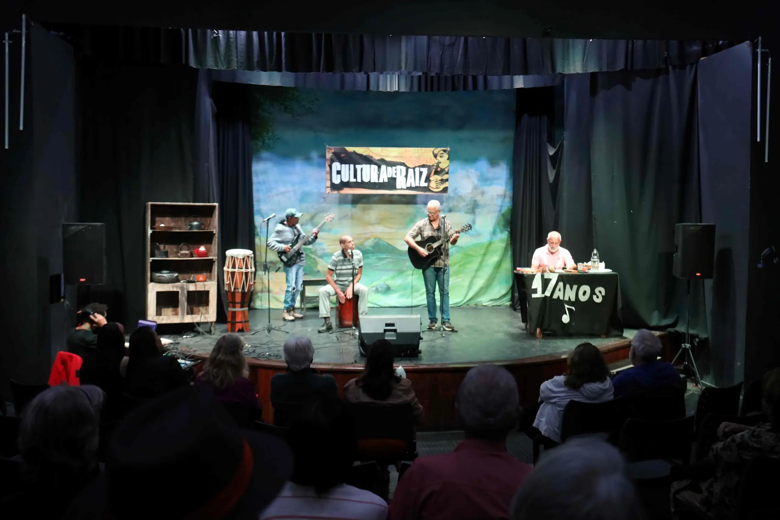 Leia mais sobre o artigo Dezessete anos do Cultura de Raiz: Em dia de chuva e frio, programa aqueceu o teatro da Casa de Cultura de Teresópolis