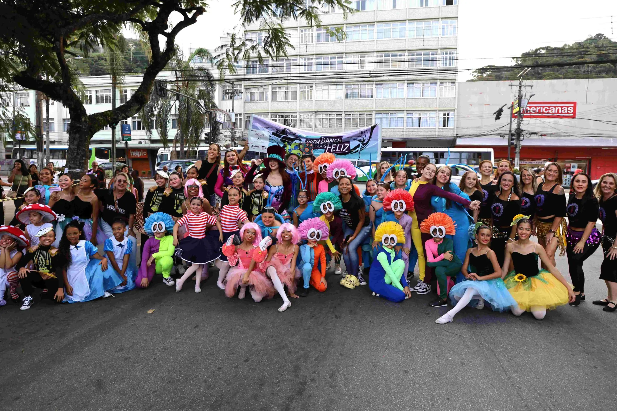 Leia mais sobre o artigo ‘Quem Dança é Mais Feliz’: dançarinos promovem belos espetáculos nas ruas de Teresópolis